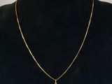 un collier en or orné d'un diamant autour du cou d'un mannequin