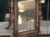 un miroir posé sur une table devant un miroir