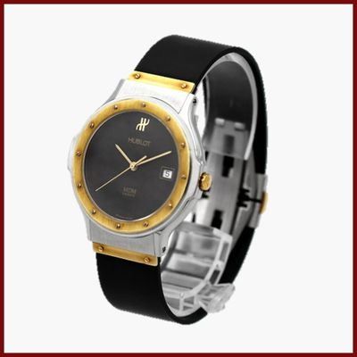 une image représentant une montre au cadran noir rehaussé de touches dorées