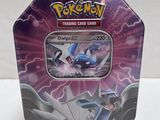 boîte métallique du jeu de cartes à collectionner Pokémon, ornée d'une illustration représentant une figurine Pokémon bleue et blanche