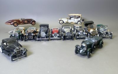 un grand nombre de petites voitures posées sur une table
