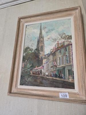 une photo d'un tableau accroché au mur