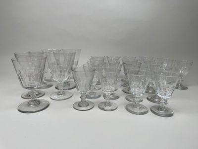 un grand nombre de verres posés sur une table