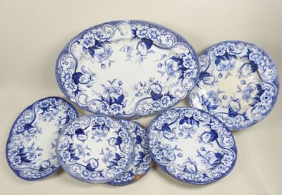 six assiettes bleues et blanches ornées de motifs floraux, posées sur une table
