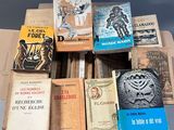 plusieurs livres empilés les uns sur les autres