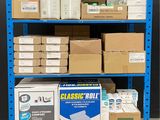 une étagère bleue sur laquelle sont empilées des boîtes, encore et encore