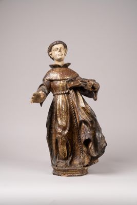 une image représentant une statue d'une femme vêtue d'une robe marron