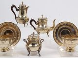 un service à thé et à café en argent composé de cinq pièces, exposé