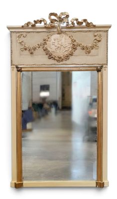 un miroir accroché au mur de la pièce