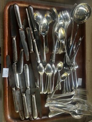 un plateau en bois sur lequel sont posés des couverts et des cuillères