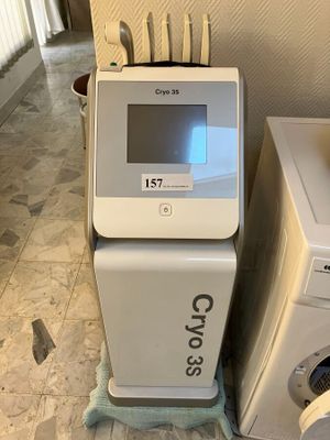 une machine à laver et un sèche-linge posés à même le sol
