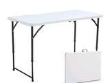 La table est blanche, avec des pieds noirs, et il y a une valise dessus.