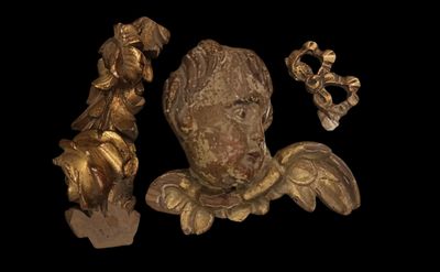 3 groupes en bois sculpté et doré "ruban", 'fleurettes" et "…