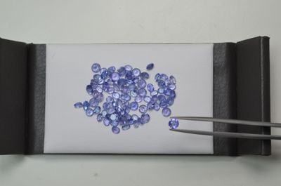 Un lot de 22 cts de tanzanites facettées rondes et ovales (0…