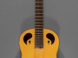 un gros plan d'une guitare sur fond gris