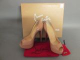 Escarpins Christian Louvignon couleur nude, avec leur boîte et leur pochette en velours rouge