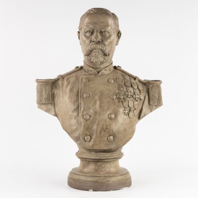 une statue représentant le buste d'un homme barbu et moustachu