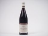 la bouteille de vin est posée sur une surface blanche
