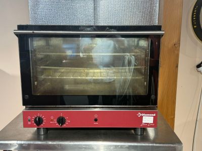 une photo d'un four grille-pain posé sur une table