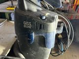 une machine posée sur une table