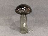 une lampe de table en verre posée sur une table