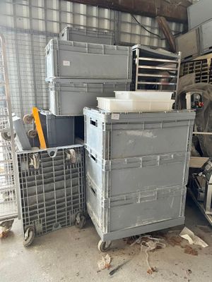 une pile de cartons et de caisses dans un entrepôt