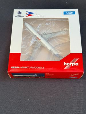 une boîte contenant un modèle réduit d'avion, posée sur une table
