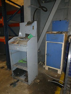 Lot de 2 pupitres d'atelier en métal.