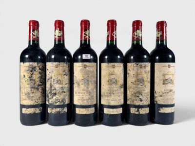 six bouteilles de vin sont alignées dans une rangée