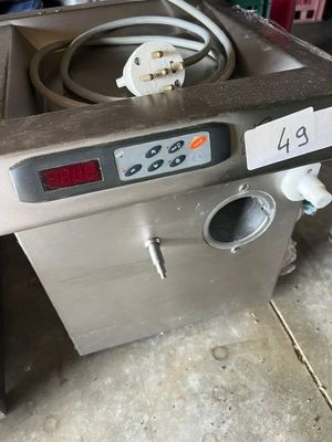 l'image d'une machine posée sur le sol