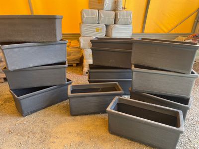 un grand nombre de cartons posés sur le sol