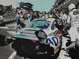 une peinture représentant une voiture de course avec un homme debout à côté