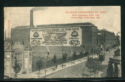 une vieille carte postale représentant un bâtiment sur lequel flotte un drapeau