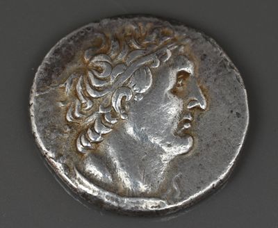 une vieille pièce d'argent sur laquelle est représentée la tête d'un homme