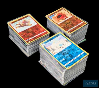 trois cartes sont empilées les unes sur les autres sur un fond noir