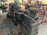 une grande machine installée dans une pièce