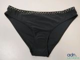 un gros plan sur une culotte noire ornée de perles sur le bas
