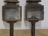 deux vieilles lanternes posées sur une nappe en burlock, sur une table