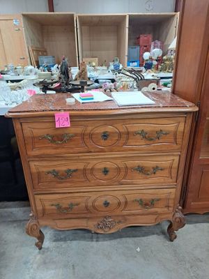 a dresser with a mirror on top of it in a room