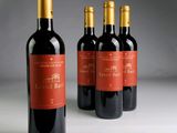 trois bouteilles de vin rouge posées côte à côte sur une table