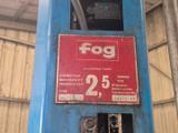 une machine bleue sur laquelle est apposée une pancarte rouge