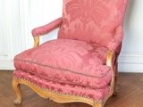 une image représentant une chaise rose posée sur un parquet en bois massif