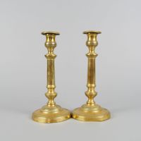 Paire de bougeoirs ou flambeaux en métal doré de style XIXe.