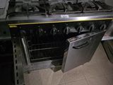 une cuisinière équipée d'un lave-vaisselle intégré