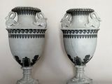 deux vases posés sur une table
