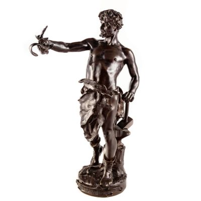 une statue antique en bronze représentant un homme accompagné d'une chèvre et d'un oiseau