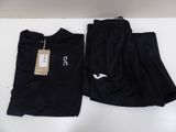 un gros plan sur un pantalon noir et un t-shirt