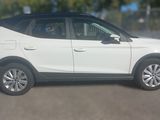 une voiture blanche garée dans un parking