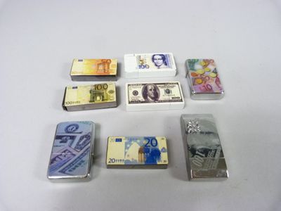 cinq types différents de briquets posés sur une table