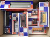 Plusieurs boîtes de petits trains sont empilées les unes sur les autres